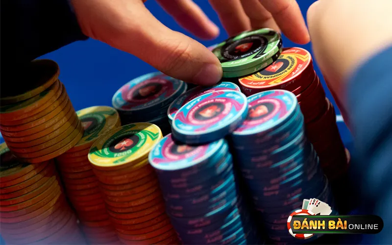 Người chơi Poker áp dụng chiến thuật bluff đúng thời điểm